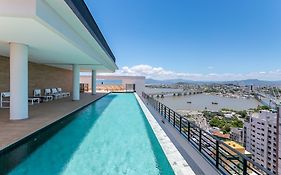 Studios Tower by Viva - Prédio com piscina e estacionamento no centro de Floripa